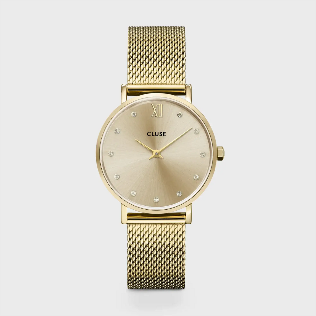 Frontale Ansicht der goldfarbenen Cluse Damenuhr Minuit CW10204 mit rundem Gehäuse, einem goldfarbenem Zifferblatt mit Zirkonia-Steinen als Indizes und einem feinem Mesh-Uhrenarmband