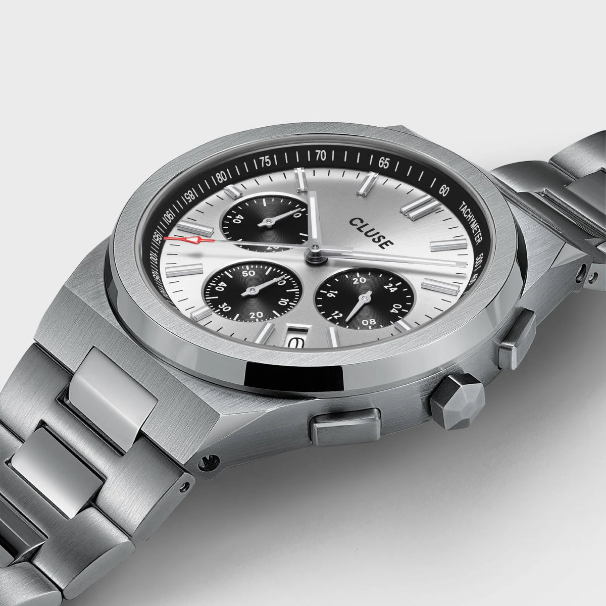 Detailansicht der Vigoureux Chronograph-Uhr von Cluse in Edelstahl mit dem silbernen Zifferblatt mit schwarzen Totalisatoren