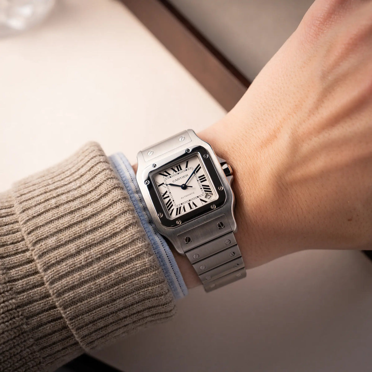 Wristshot mit der Cartier Santos Galbée 2823 in Edelstahl mit weißem Zifferblatt