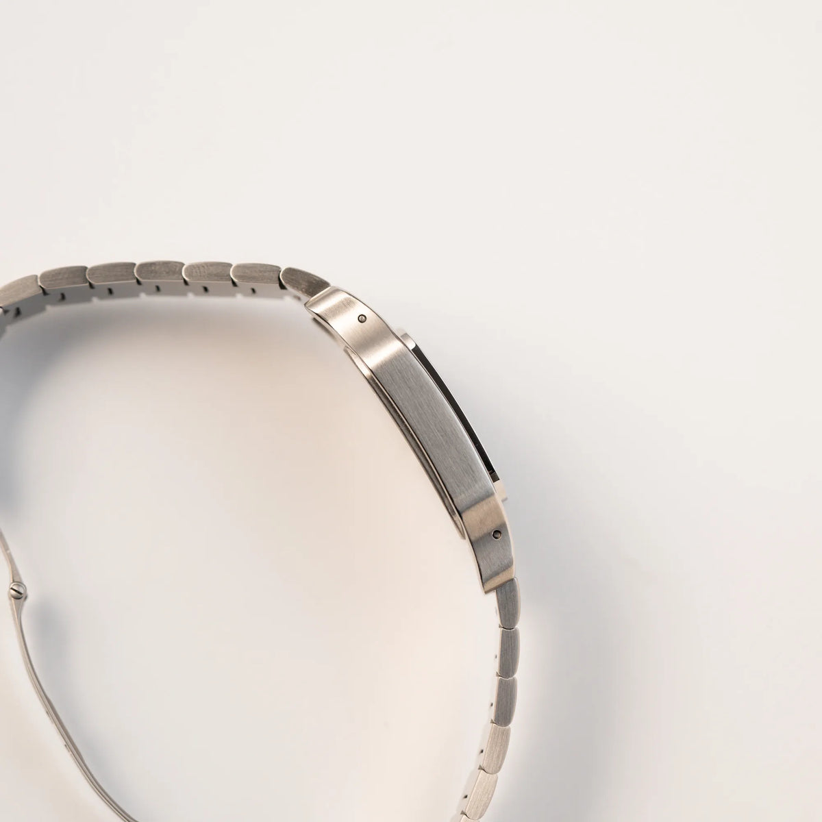 Seitliches Gehäuse der Cartier Santos Galbée 2823 in Edelstahl mit weißem Zifferblatt