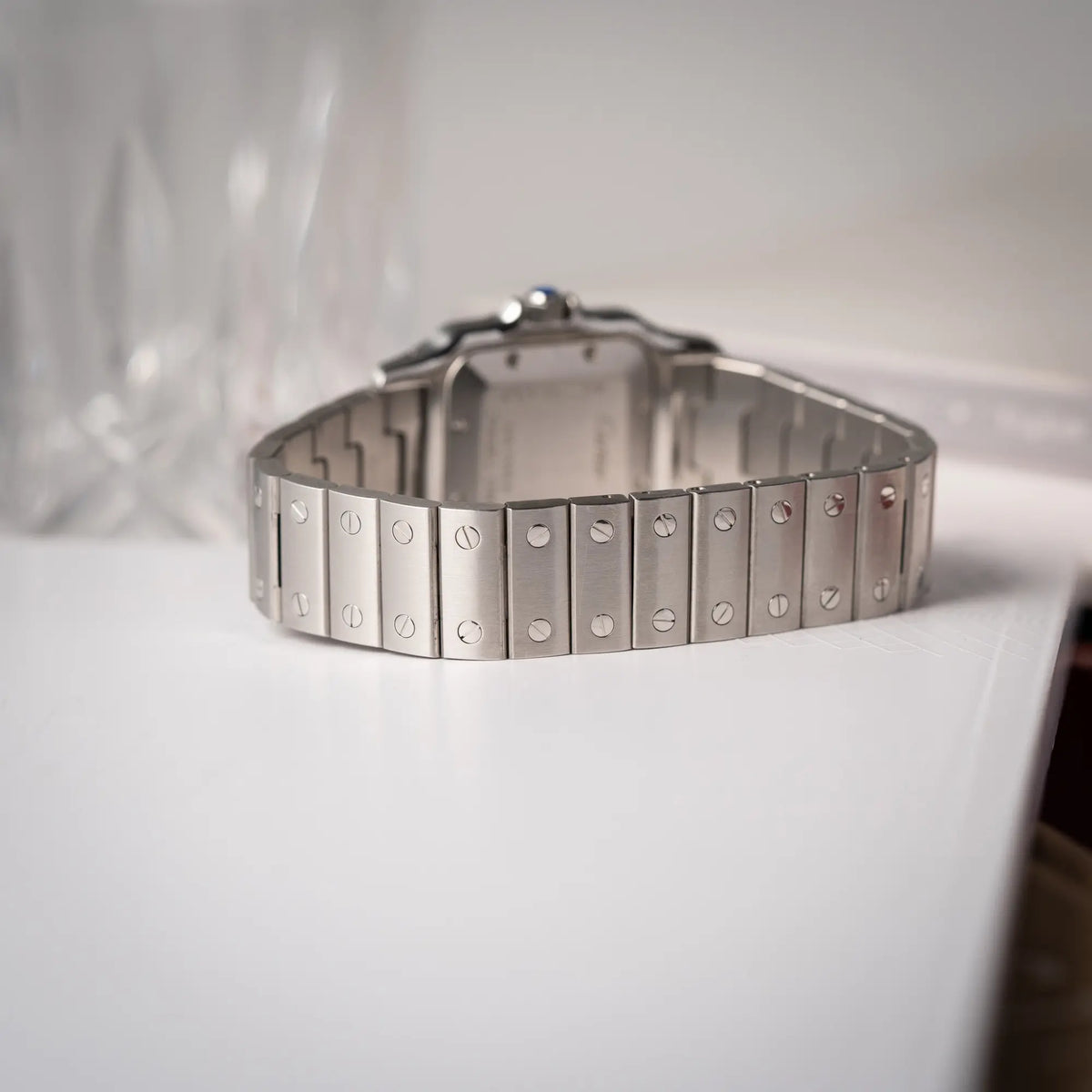 Blick auf das Armband der Cartier Santos Galbée 2913 in Edelstahl mit weiß-silbernem Zifferblatt am Stahlband mit der klassischen Cartier-Schrauben-Optik