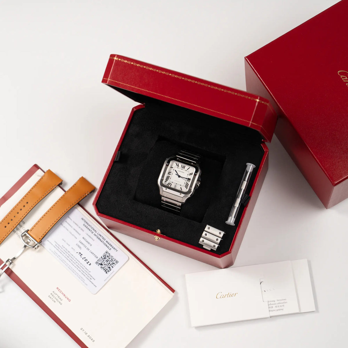 Cartier Santos de Cartier als großes Modell der Referenz WSA0018 mit dem klassischen weißen Zifferblatt und römischen Indizes und mit den polierten und satinierten Oberflächen zusammen mit dem Lieferumfang, bestehend aus original Box mit Umkarton, originaler Garantiekarte aus 2022, sowie das zusätzliche hellbraune Cartier Lederband und Erstkaufrechnung