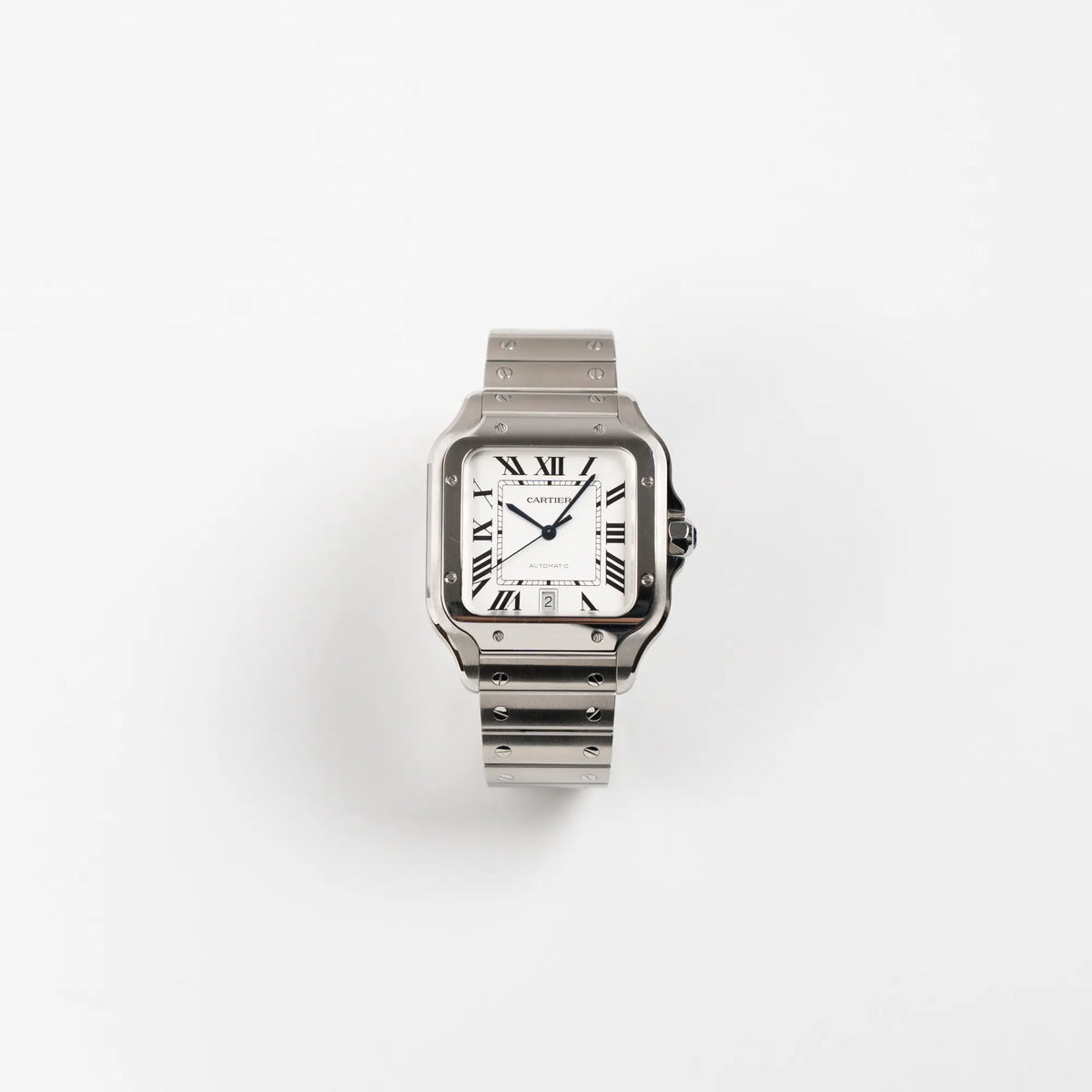 Frontale Ansicht der Cartier Santos de Cartier als großes Modell der Referenz WSA0018 mit dem klassischen weißen Zifferblatt und römischen Indizes zeigt die Uhr mit den polierten und satinierten Oberflächen