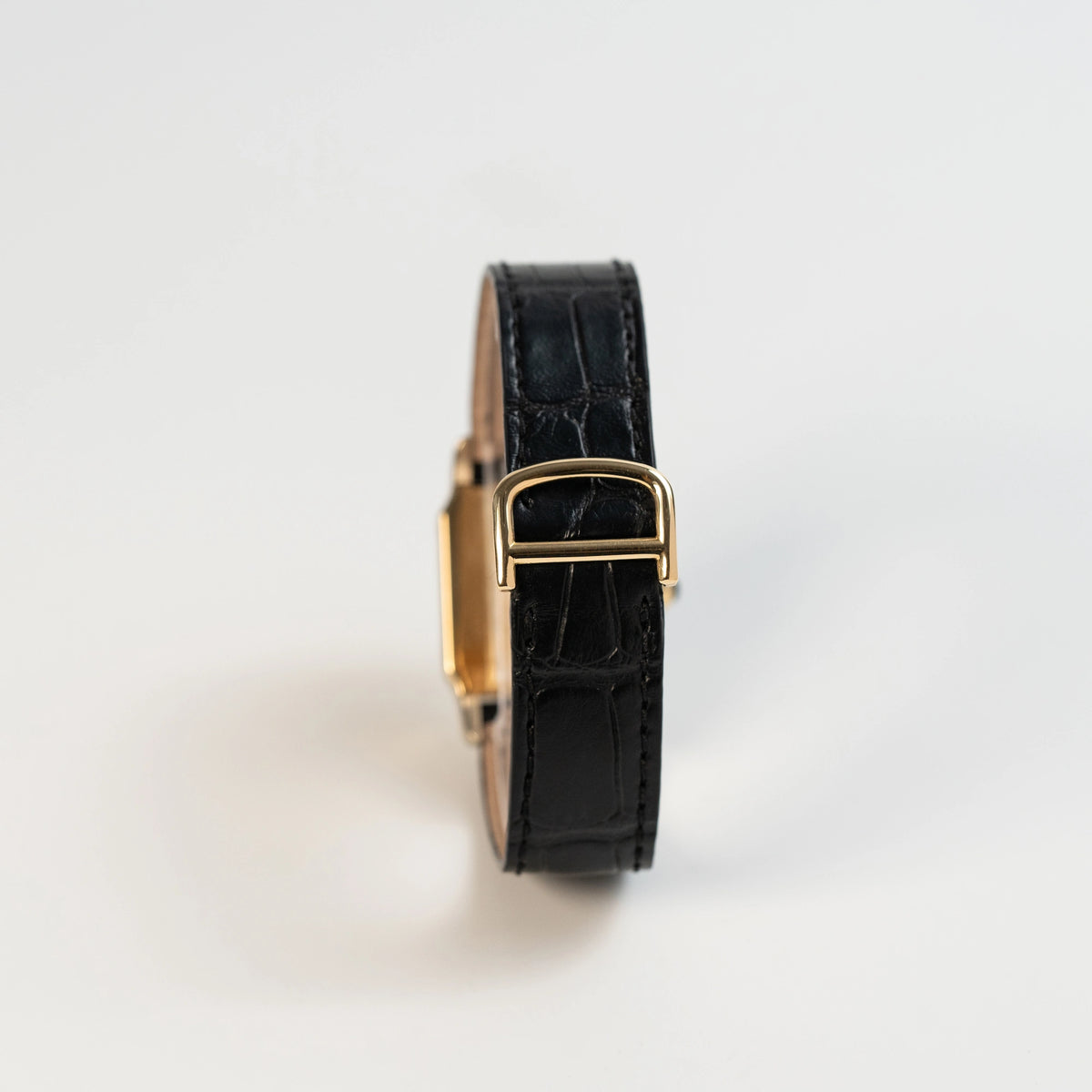 Blick auf das Lederarmband mit originaler Faltschließe in Gelbgold der Cartier Santos Dumont "Deux Ors" mit Paris Dial