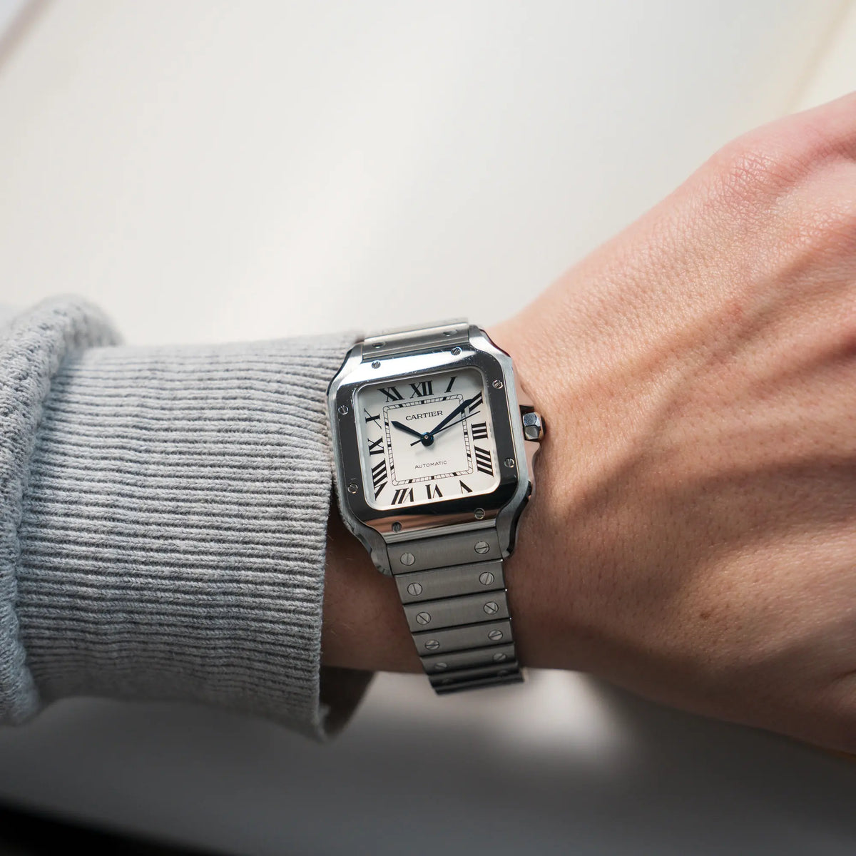 Wristshot mit der Cartier Santos Medium mit dem klassischen weißen Zifferblatt mit römischen Indizes