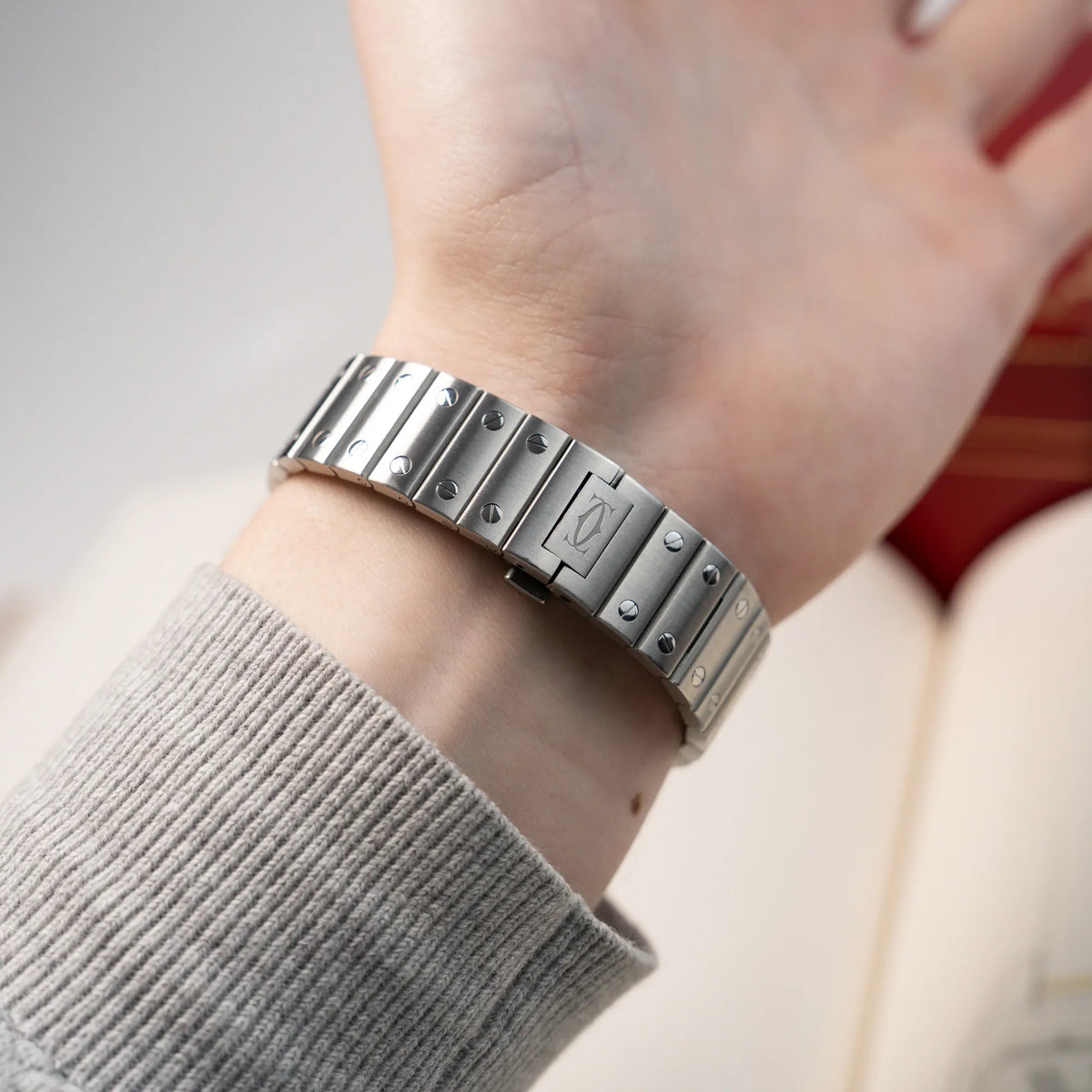 Wristshot der Cartier Santos Medium mit Fokus auf dem Band und der integrierten Faltschliesse