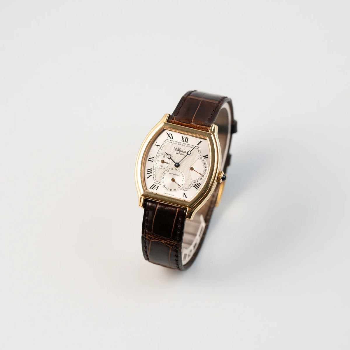 Leicht schräge Ansicht der Chopard Tonneau Powerreserve 2248 mit Gehäuse aus 18k Roségold