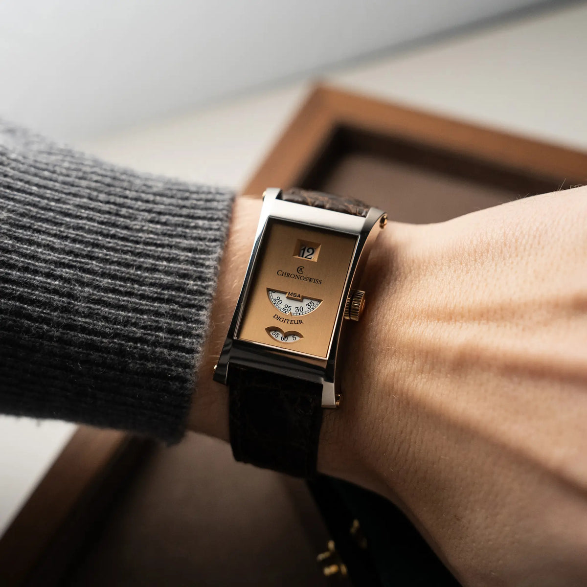 Wristshot mit der limitierten Chronoswiss Digiteur Armbanduhr in einem Weißgold-Gehäuse mit Rotgold-Zifferblatt