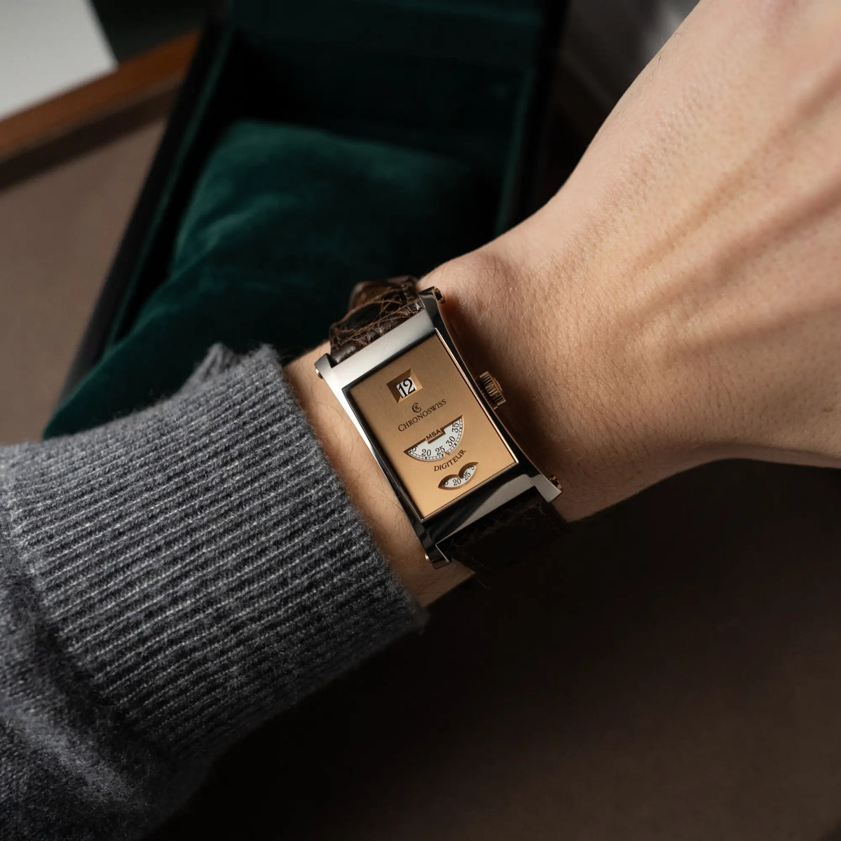 Wristshot mit der limitierten Chronoswiss Digiteur Armbanduhr in einem Weißgold-Gehäuse mit Rotgold-Zifferblatt