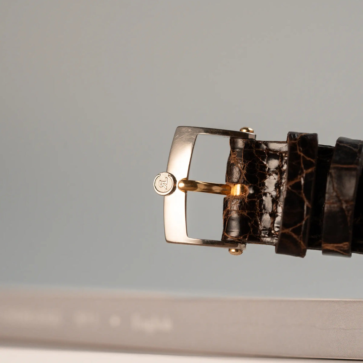 Detailaufnahme der Dornschliesse für die limitierte Chronoswiss Digiteur Armbanduhr in einem Weißgold-Gehäuse mit Rotgold-Zifferblatt