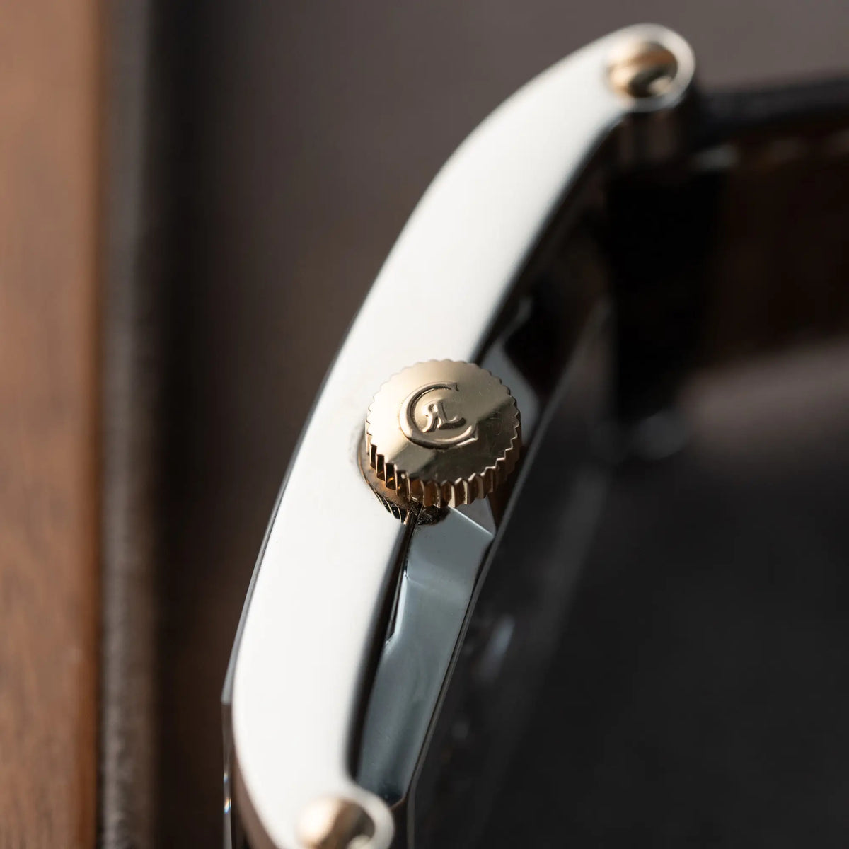 Detailaufnahme der Aufzugskrone der limitierten Chronoswiss Digiteur Armbanduhr in einem Weißgold-Gehäuse mit Rotgold-Zifferblatt