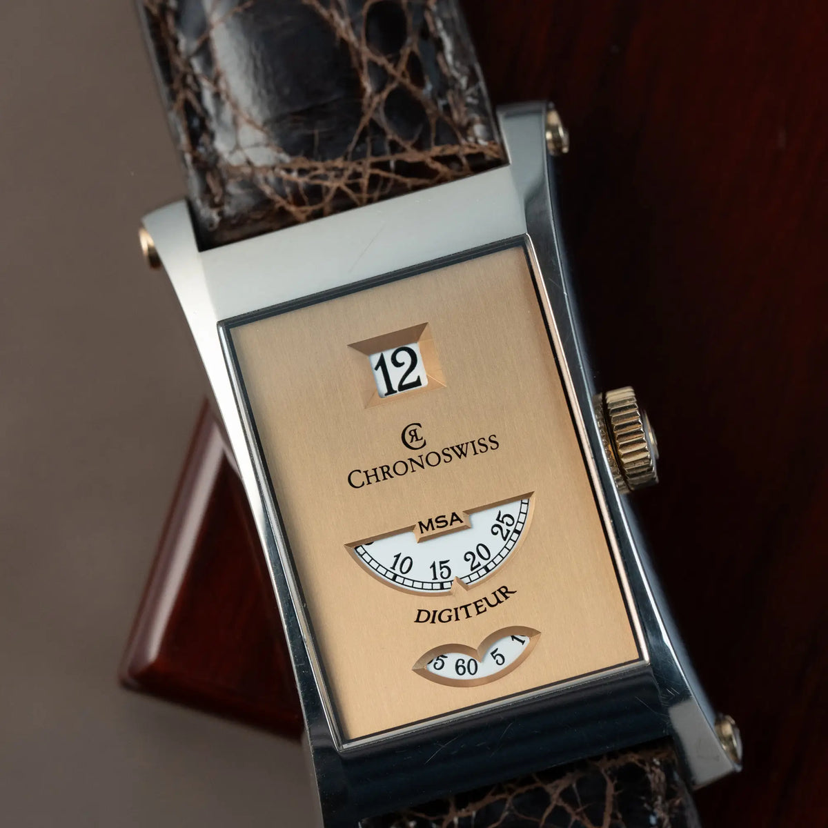 Detailaufnahme der limitierten Chronoswiss Digiteur Armbanduhr in einem Weißgold-Gehäuse mit Rotgold-Zifferblatt