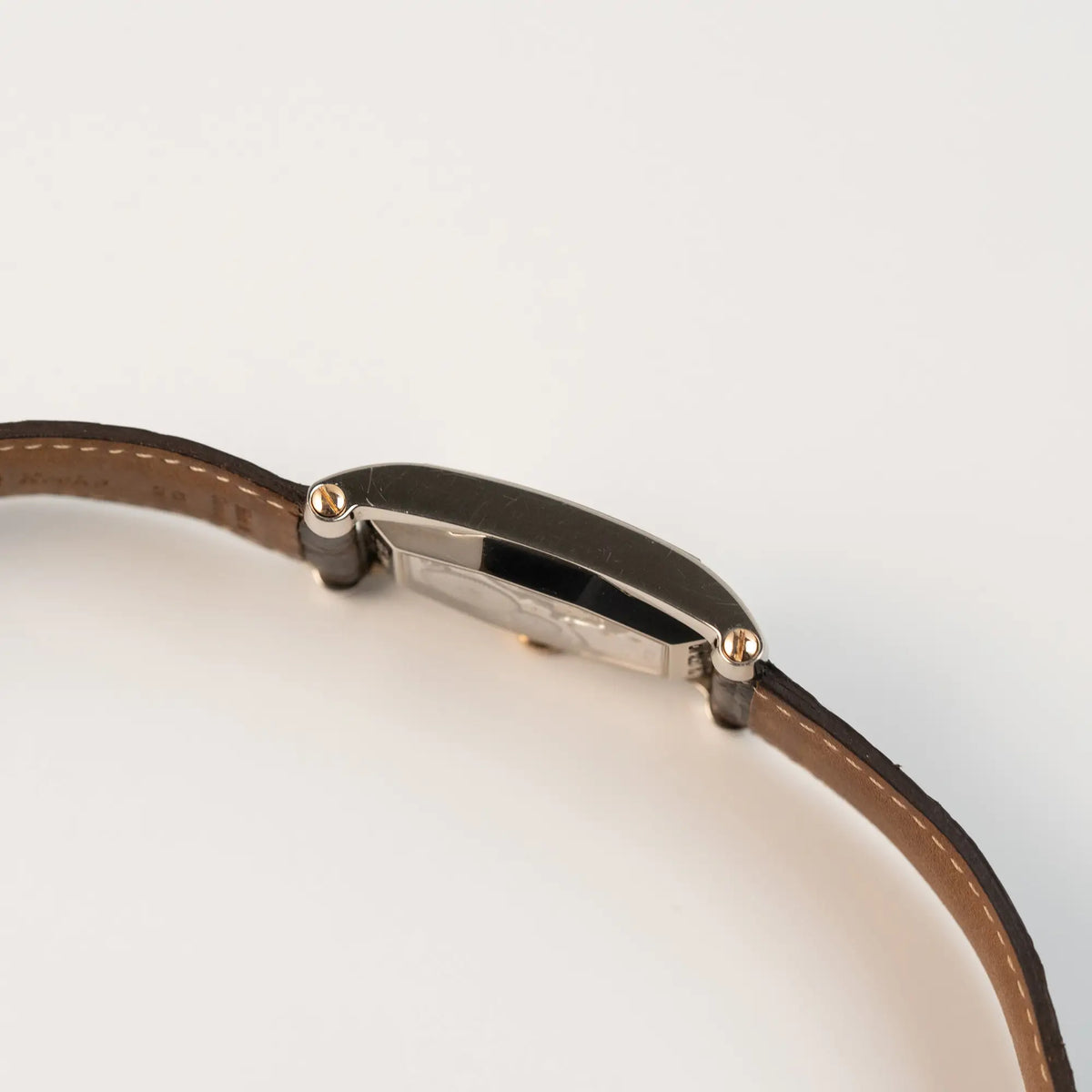 Seitliches Gehäuse der limitierten Chronoswiss Digiteur Armbanduhr in einem Weißgold-Gehäuse mit Rotgold-Zifferblatt