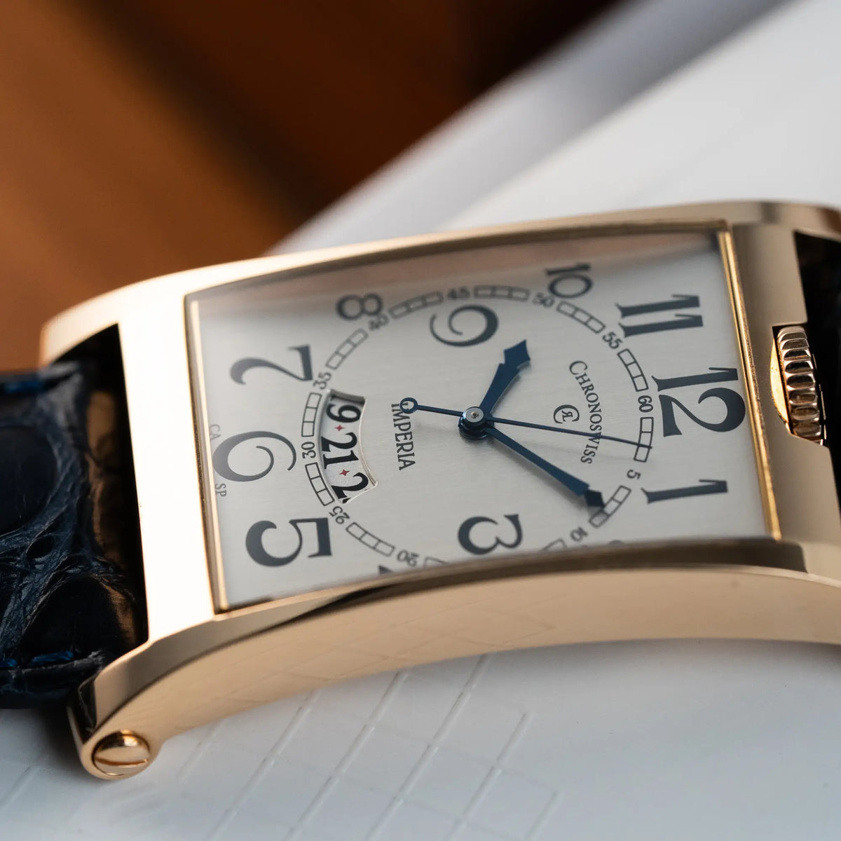 Detailaufnahme der Chronoswiss Imperia CH20671R mit 18k Gelbgold-Gehäuse