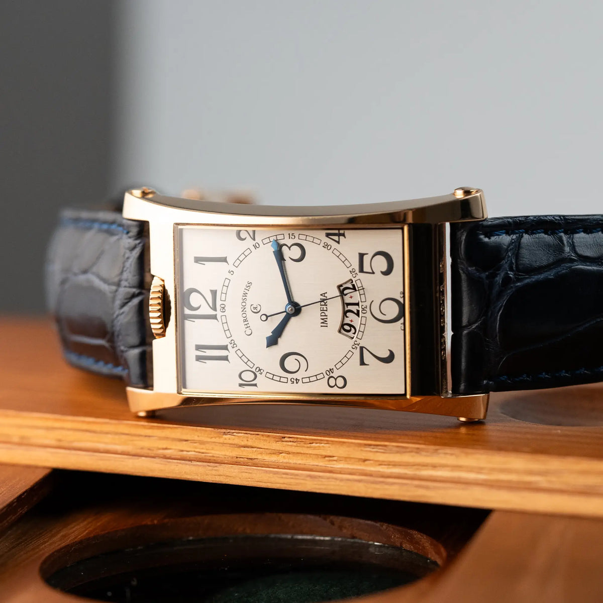 Produktfotografie der Chronoswiss Imperia CH20671R mit 18k Gelbgold-Gehäuse