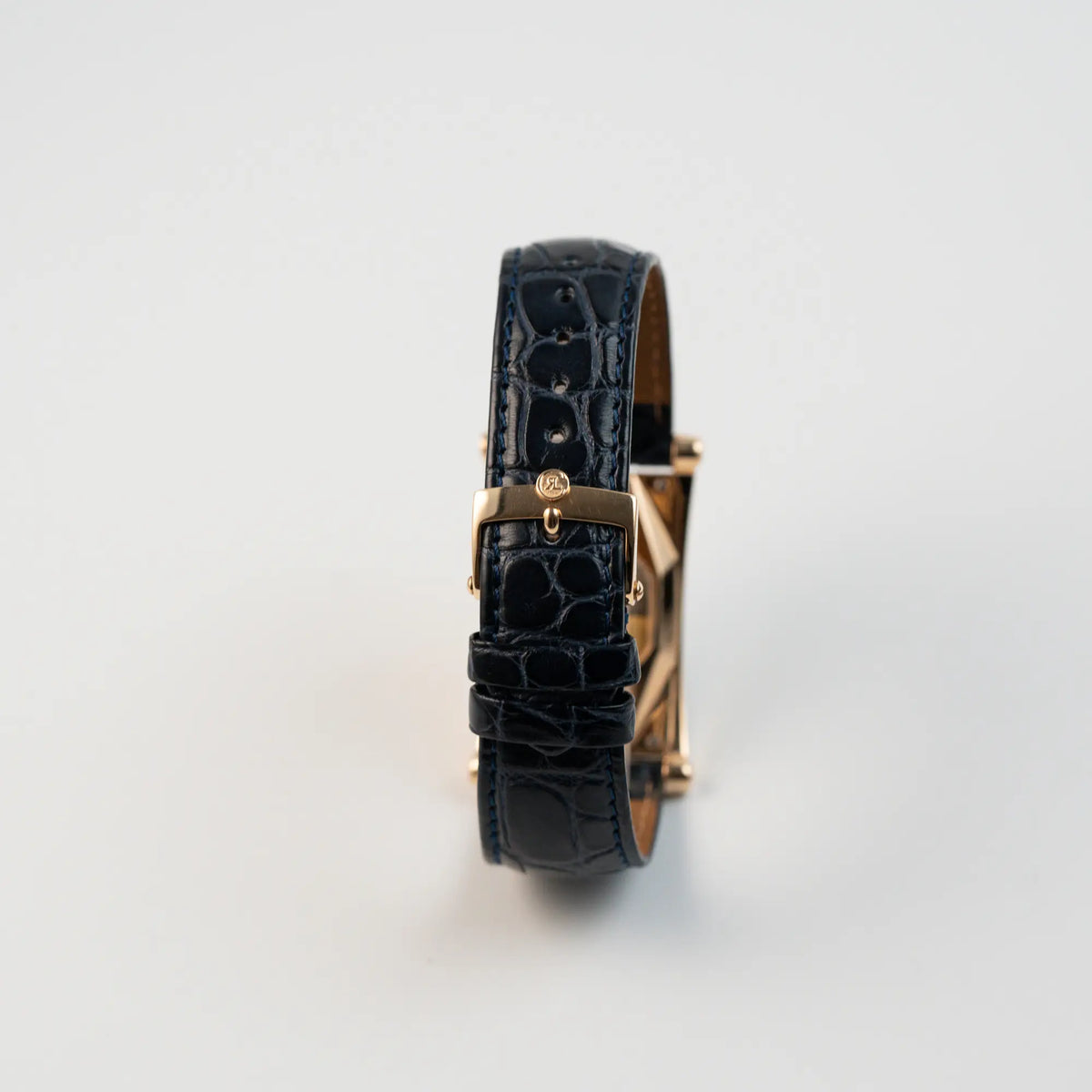 Blick auf das dunkelblaue Lederband mit goldener Dornschliesse von der Chronoswiss Imperia CH20671R mit 18k Gelbgold-Gehäuse