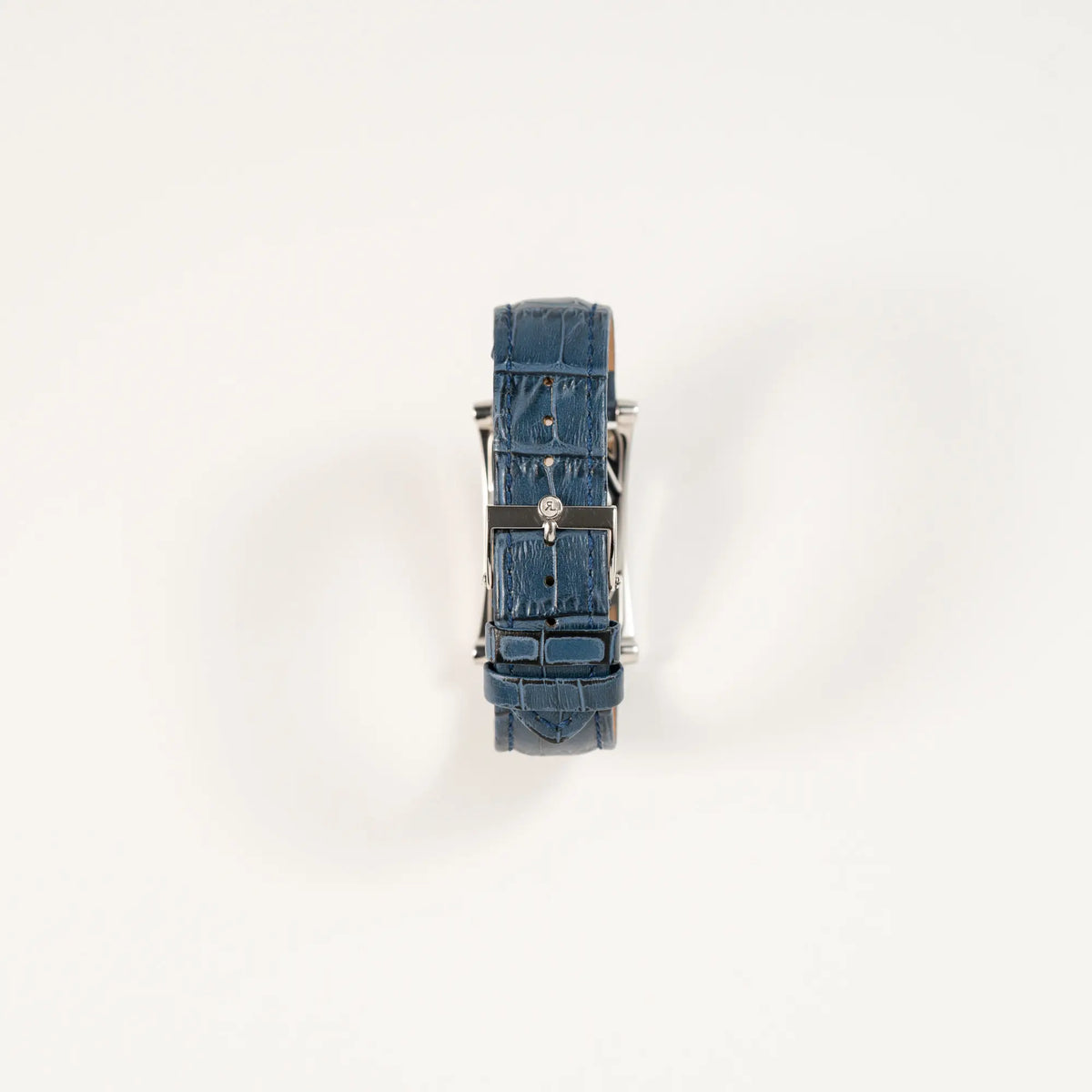 Blick auf das Armband der Chronoswiss Imperia Constanze mit diamantbesetzten-Stahlgehäuse mit schwarzem Zifferblatt an einem petrol-blauem Lederband mit original Chronoswiss-Stahl-Dornschliesse