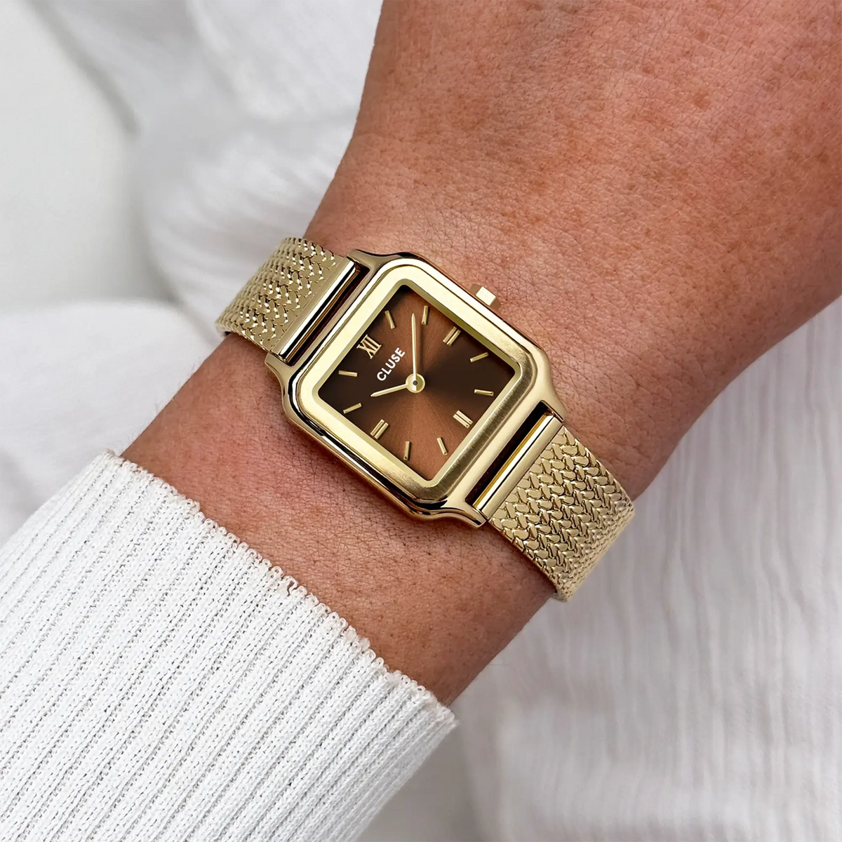 Wristshot mit der goldfarbenen Cluse Gracieuse Petite Damenuhr CW11830 mit braunem Sonnenschliff-Zifferblatt am Mesh-Armband