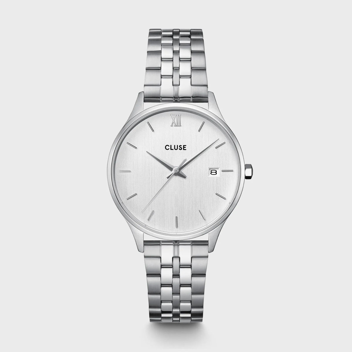 Frontale Ansicht der silberfarbenen Cluse Damenuhr Minuit Date der Referenz CW14303 mit silbernem Zifferblatt an einem 5-gliedrigen Edelstahl-Armband