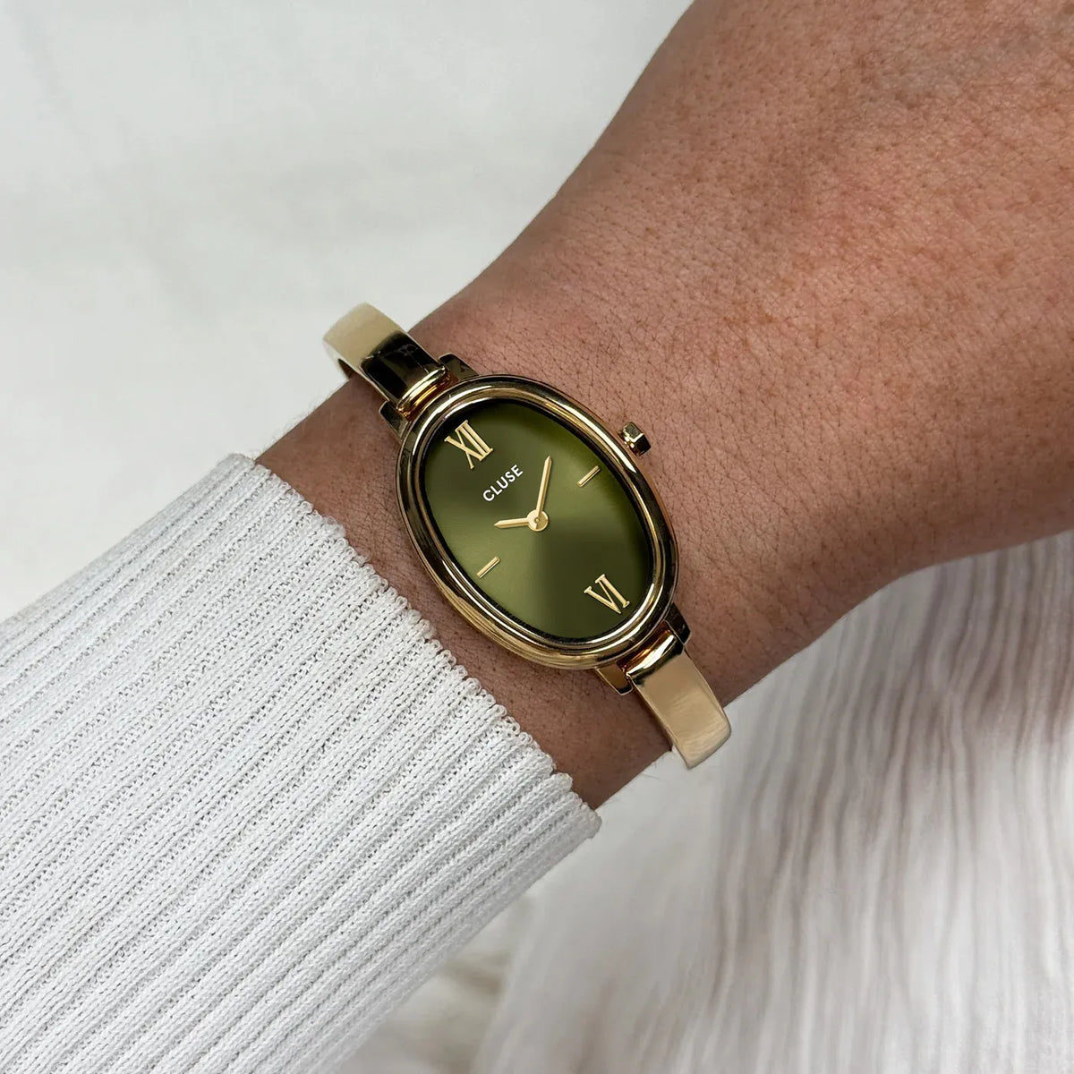Wristshot mit der Cluse L'Ovale CW16103 mit olivgrünem Zifferblatt