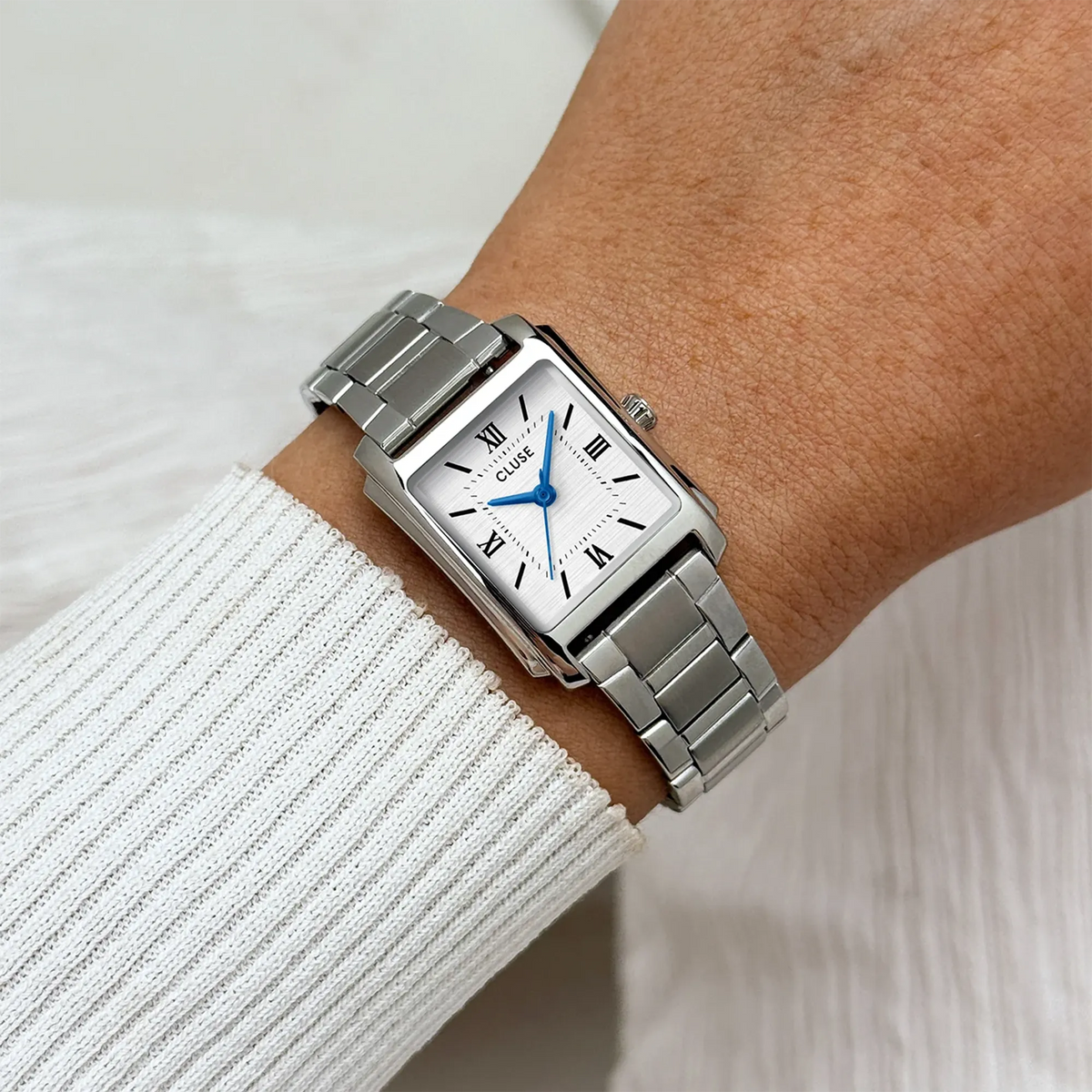 Wristshot mit der der rechteckigen, silberfarbenen Cluse Anglée Damenuhr CW16601 mit weißem-silbernen, fein strukturierten Zifferblatt