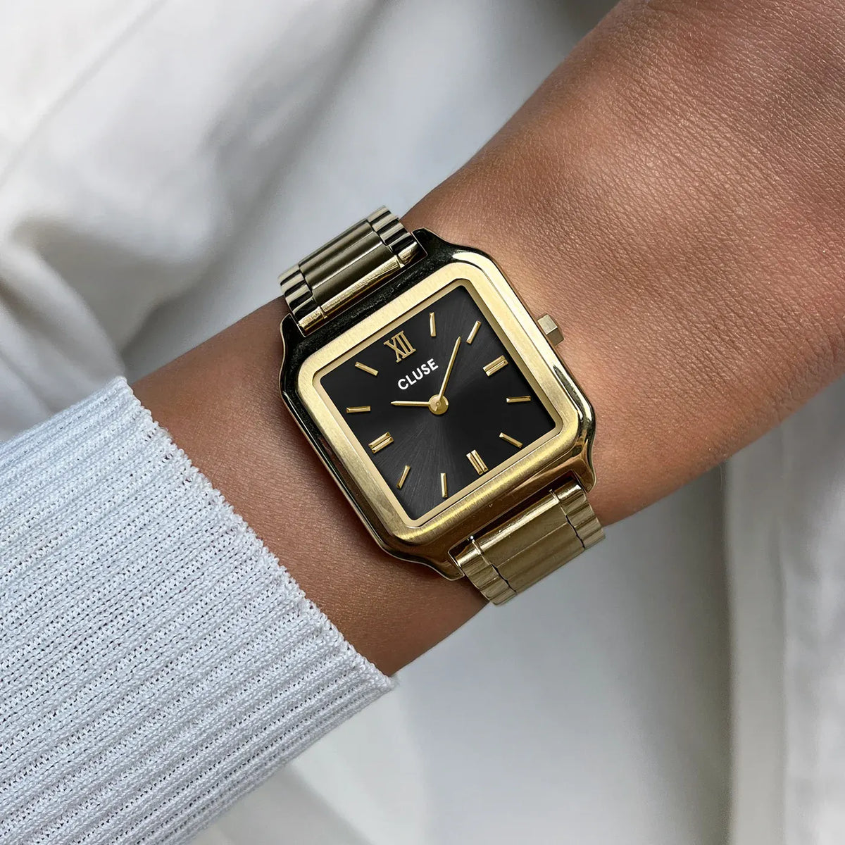 Wristshot mit der goldfarbenen Cluse Gracieuse Damenuhr mit rechteckigem Gehäuse und schwarzen Zifferblatt