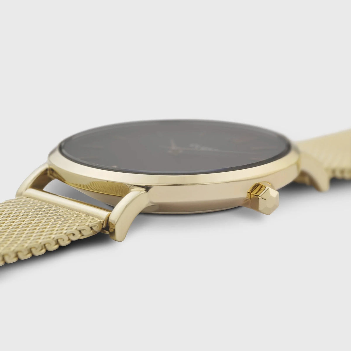 Detailaufnahme der Cluse Stahl-Uhr "Minuit Mesh" mit gelbgolden-farbigen Gehäuse mit schwarzem Zifferblatt