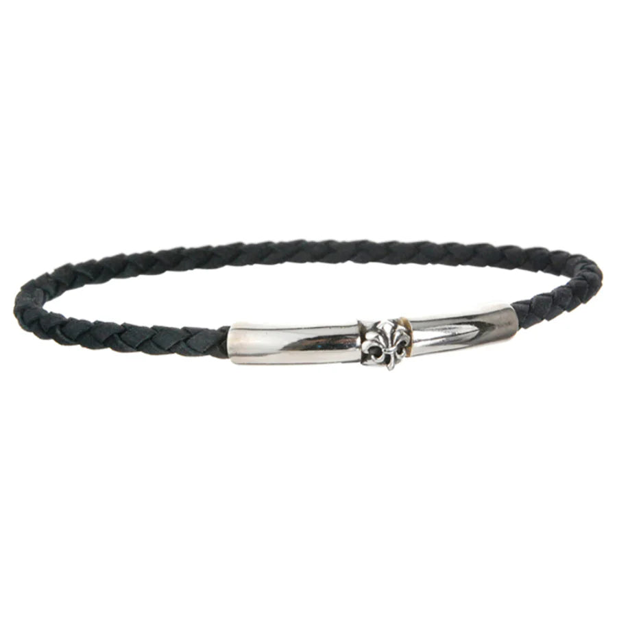 Feines, schwarzes, geflochtenes Lederarmband mit glattem Silberverschluss, welcher durch ein Lilien-Detail verziert wurde