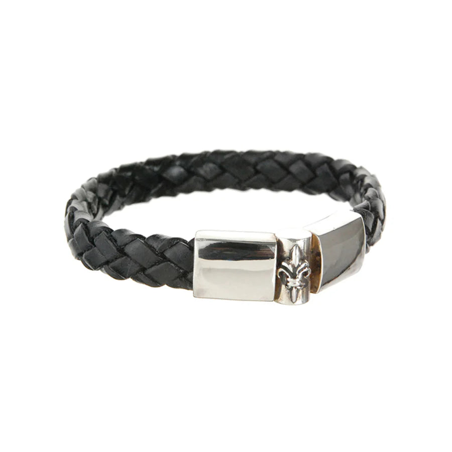 Produktfoto des schwarzen, geflochtenen Lederarmbands mit glattem Silberverschluss und einer zentralen Lilie als Design-Highlight des Verschlusses