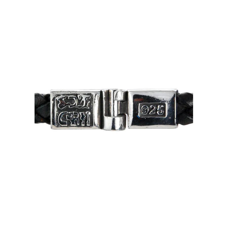 Innenseite mit Logo und 925-Legierungsstempel des schwarzen, geflochtenen Lederarmbands mit glattem Silberverschluss und einer zentralen Lielie als Design-Highlight des Verschlusses