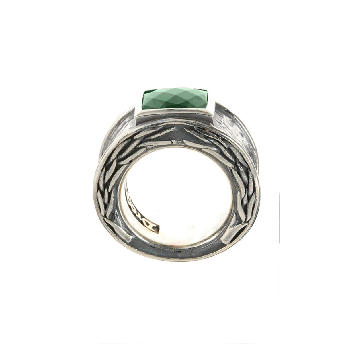 Seitliche Ansicht des Elfcraft Draon Fire Rings mit Hammerschlag und grünem, quadratischen Zirkonia-Stein, sowie einem Drachenschuppen-Design an der seitlichen Fläche