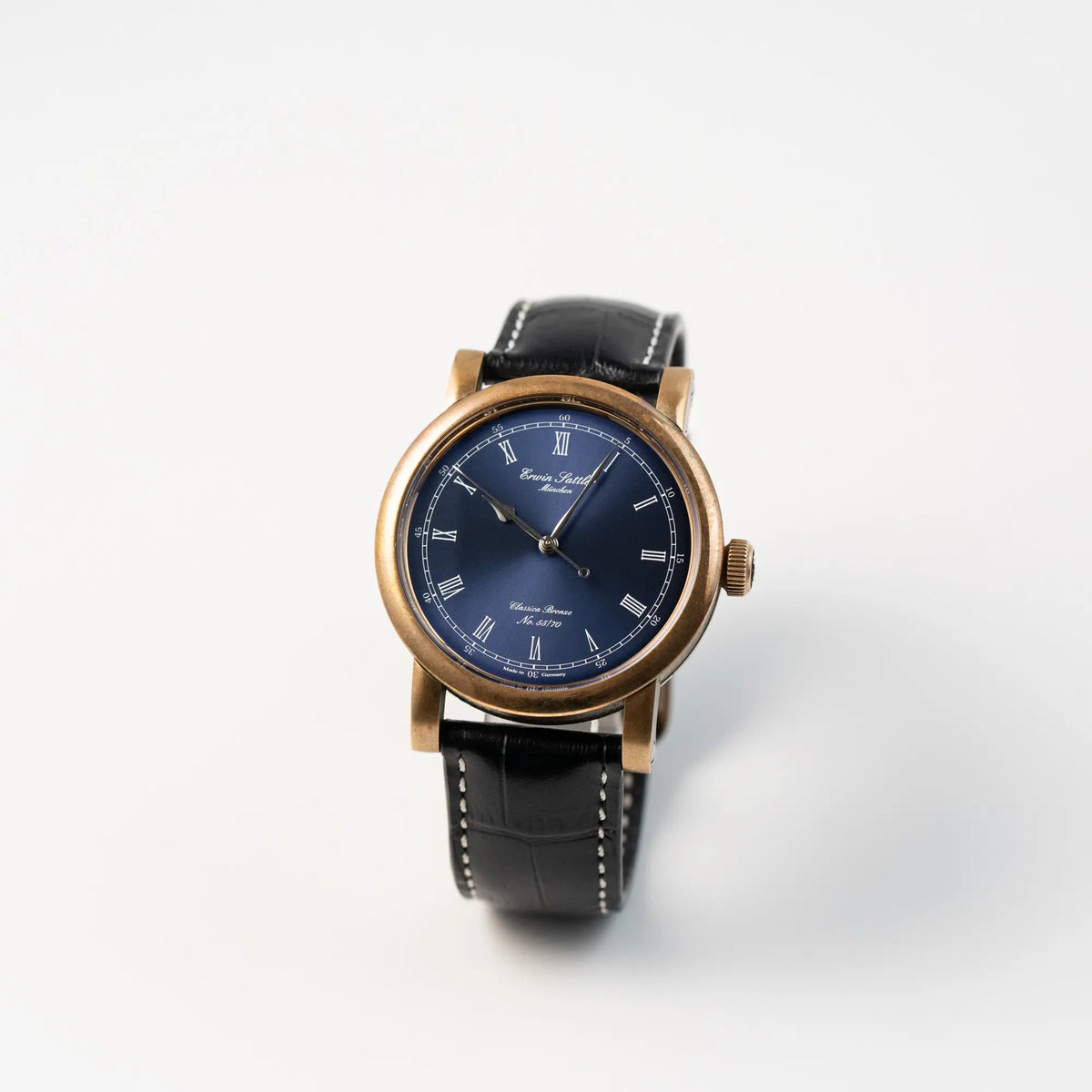 Leicht schräge Ansicht der limitierten Erwin Sattler Classica Armbanduhr in einem Bronze-Gehäuse mit blauem Zifferblatt