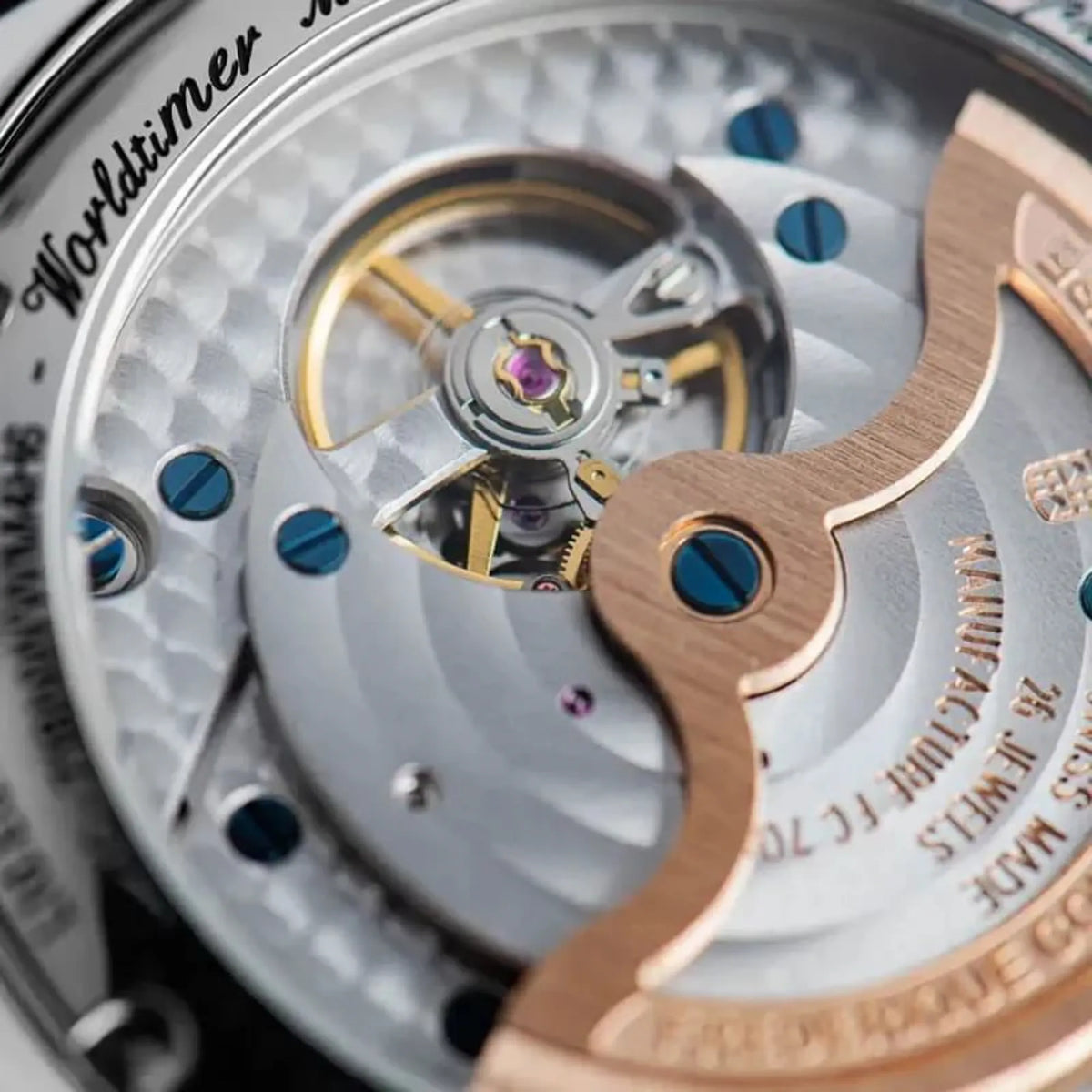 Detailaufnahme des Uhrwerks der Manufacture Worldtimer von Frederique Constant in Grün mit Weltkarten-Zifferblatt
