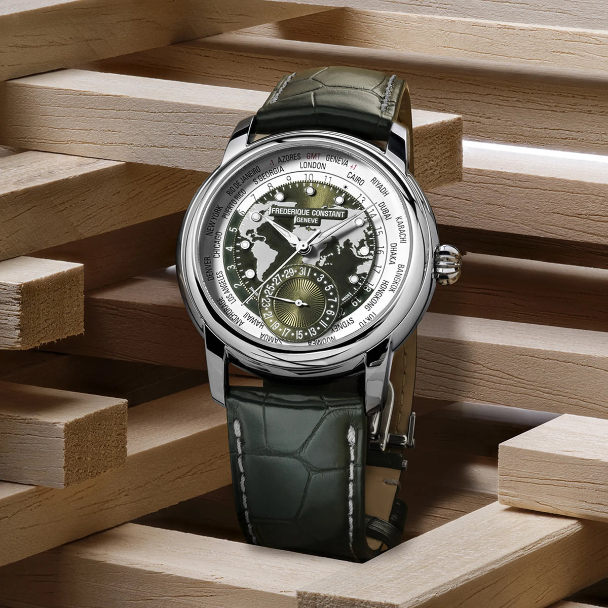 Produktfotografie der Manufacture Worldtimer von Frederique Constant in Grün mit Weltkarten-Zifferblatt