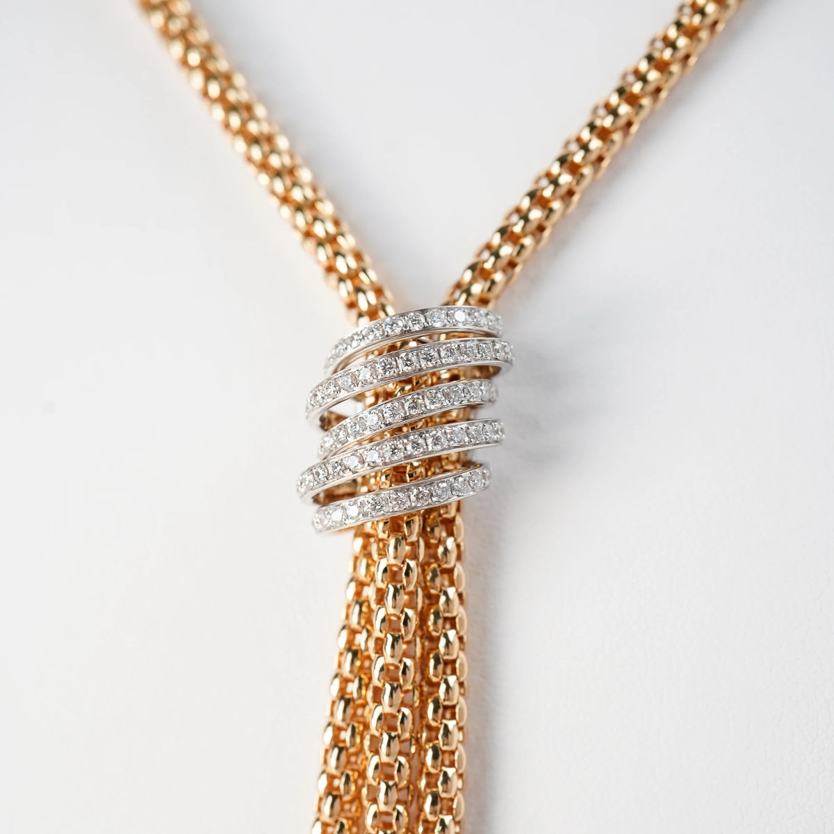 Detailaufnahme des Y-Colliers Solo MiaLuce in Roségold mit Fokus auf das markante Brillant-Detail