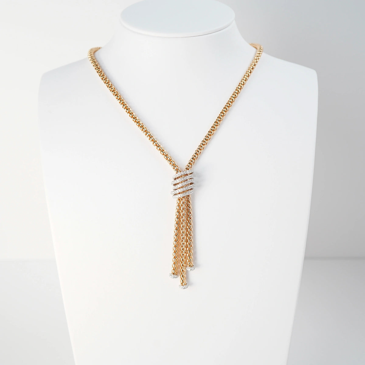 Produktfotografie des Y-Colliers Solo MiaLuce in Roségold auf einer Schmuck-Büste