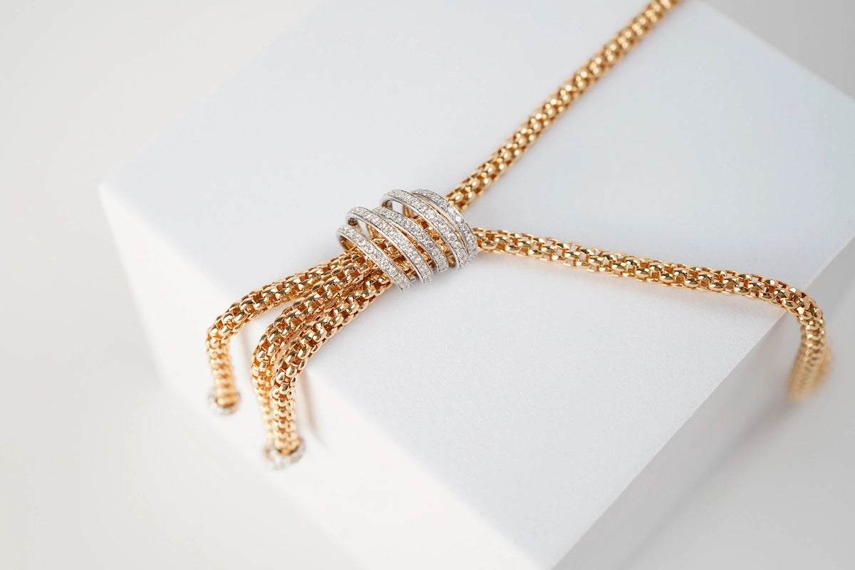 Produkftotografie des rosegoldenen Y-Colliers von Fope mit einem Weißgold-Detail mit Brillanten