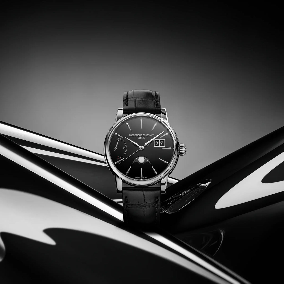 Künstlerische Produktfotografie der Frederique Constant Classic Power Reserve Big Date aus der Manufacture Kollektion mit einem schwarzen Lack-Zifferblatt an einem schwarzen Lederband