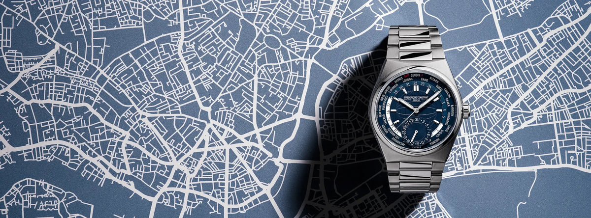 Frederique Constant Highlife Worldtimer Manufacture mit blauem Zifferblatt liegt auf einer weiß-blauen Karte von London