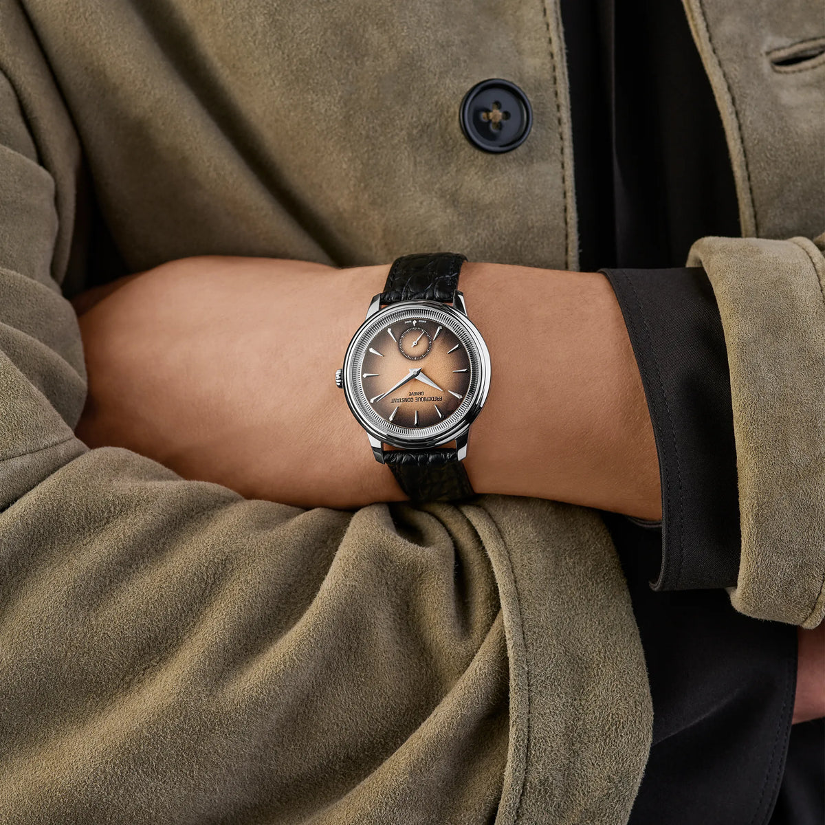 Wristshot mit der Frederique Constant Moneta Handaufzug Limited Edition der Referenz FC-435BBL3S6 mit braun-schwarz verlaufendem Ombre-Dial am schwarzen Lederband
