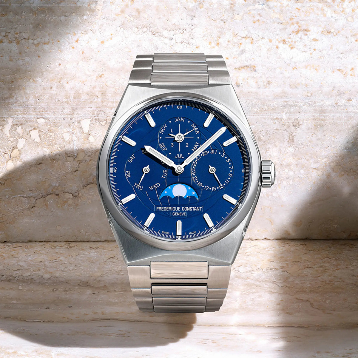 Produktfotografie mit frontalem Blick auf den ewigen Kalender mit einem blauen Zifferblatt aus der Highlife Kollektion von Frederique Constant