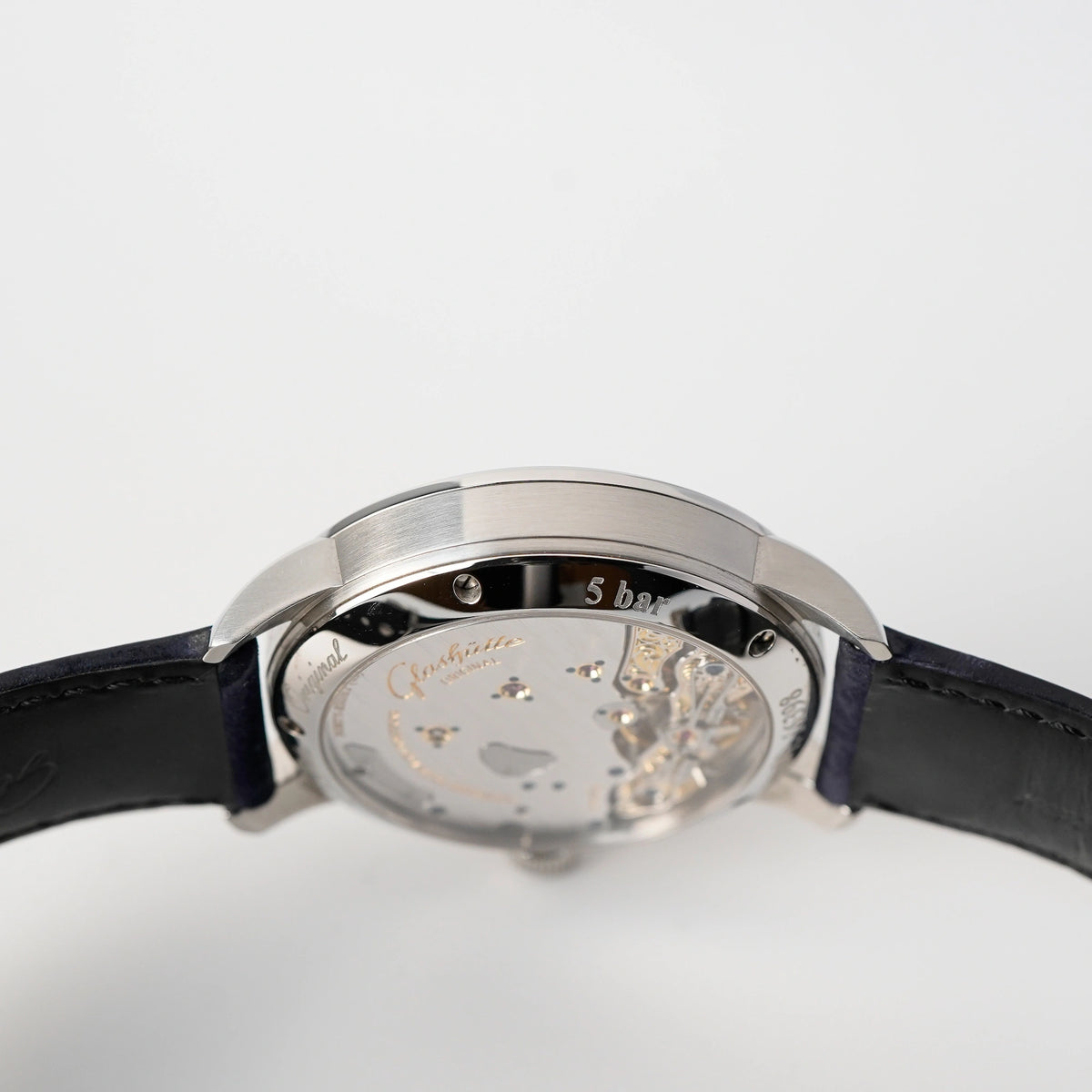 Gehäuse der Glashuette Original Panoreserve Uhr mit dunkelblauem Lederarmband