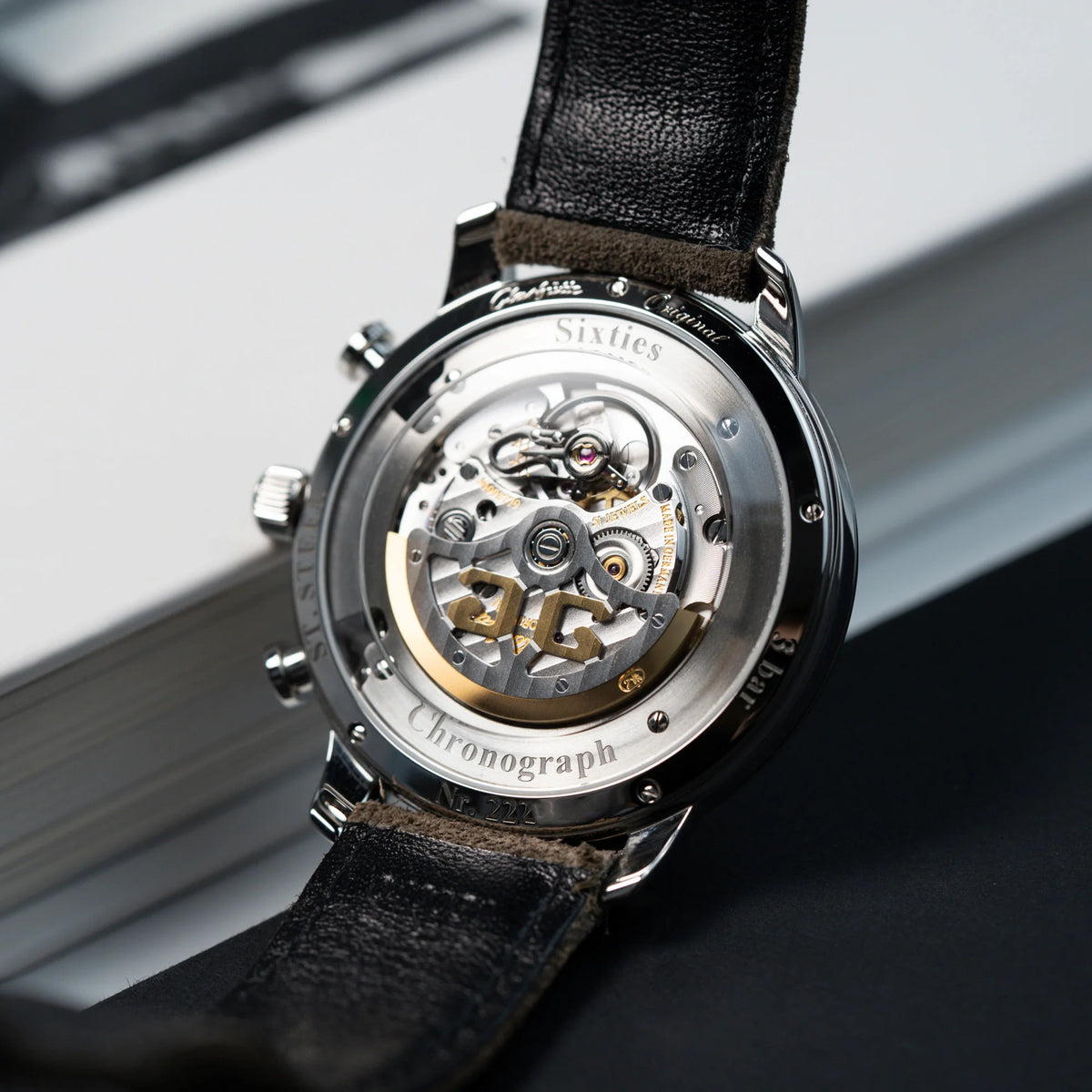 Blick auf den Sichtboden und das Uhrwerk des Glashütte Original Sixties Chronograph