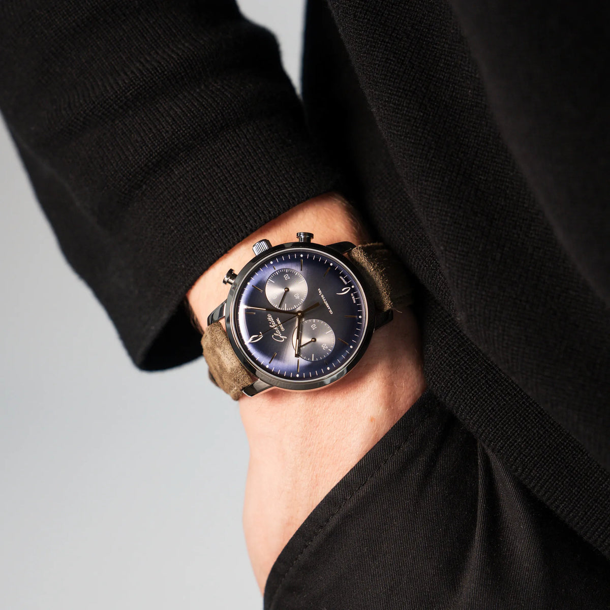 Mann trägt den Glashütte Original Sixties Chronograph an seinem Handgelenk, während seine Hand in seiner Hosentasche steckt