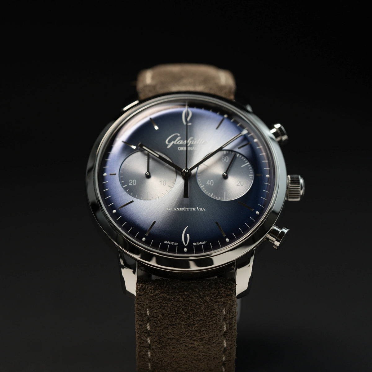 Glashütte Original Sixties Chronograph mit blauem Sonnenschliff-Zifferblatt auf schwarzem Hintergrund