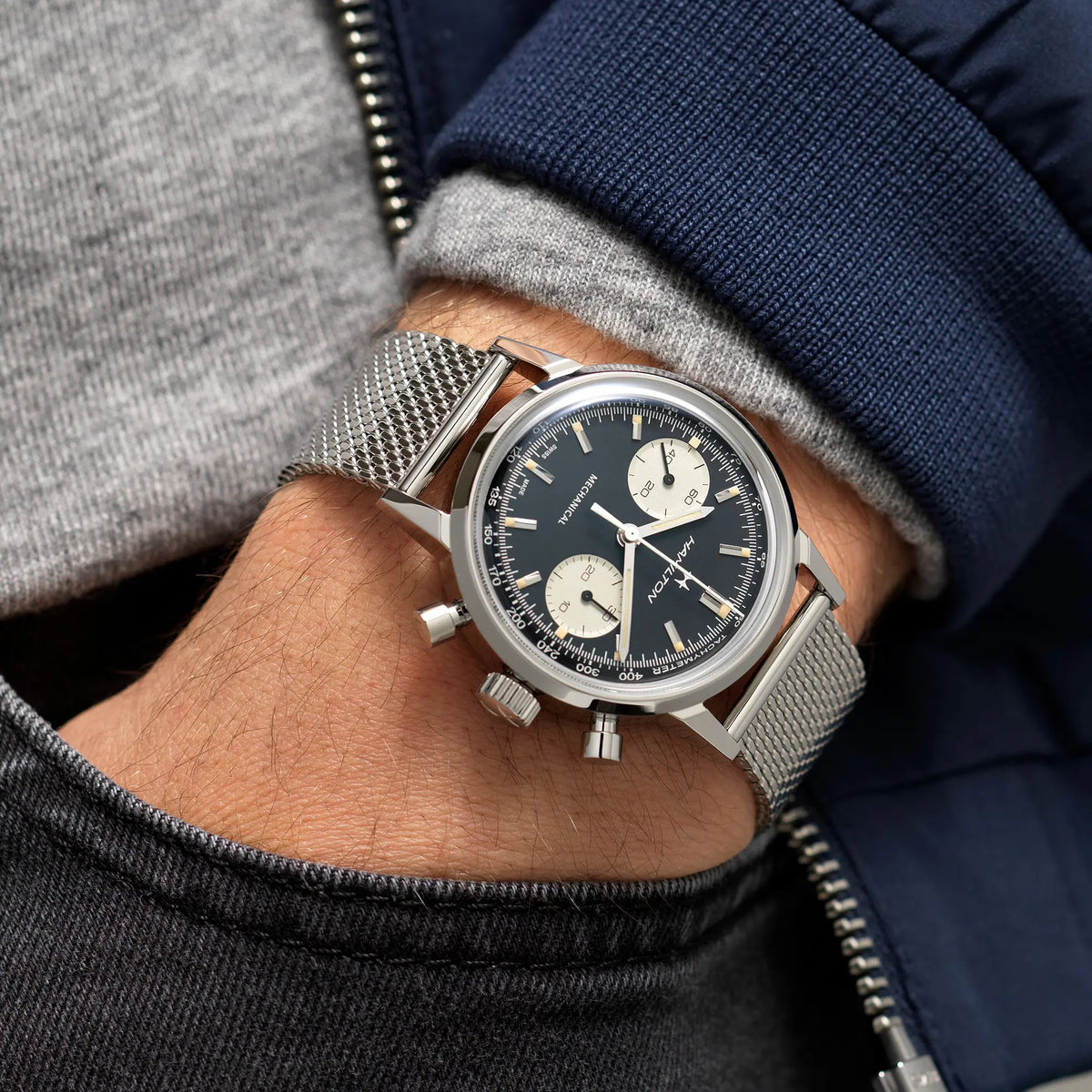 Wristshot mit der Hamilton American Classic Intra-Matic Auto Chrono H38429130 mit dem Reverse-Panda Zifferblatt