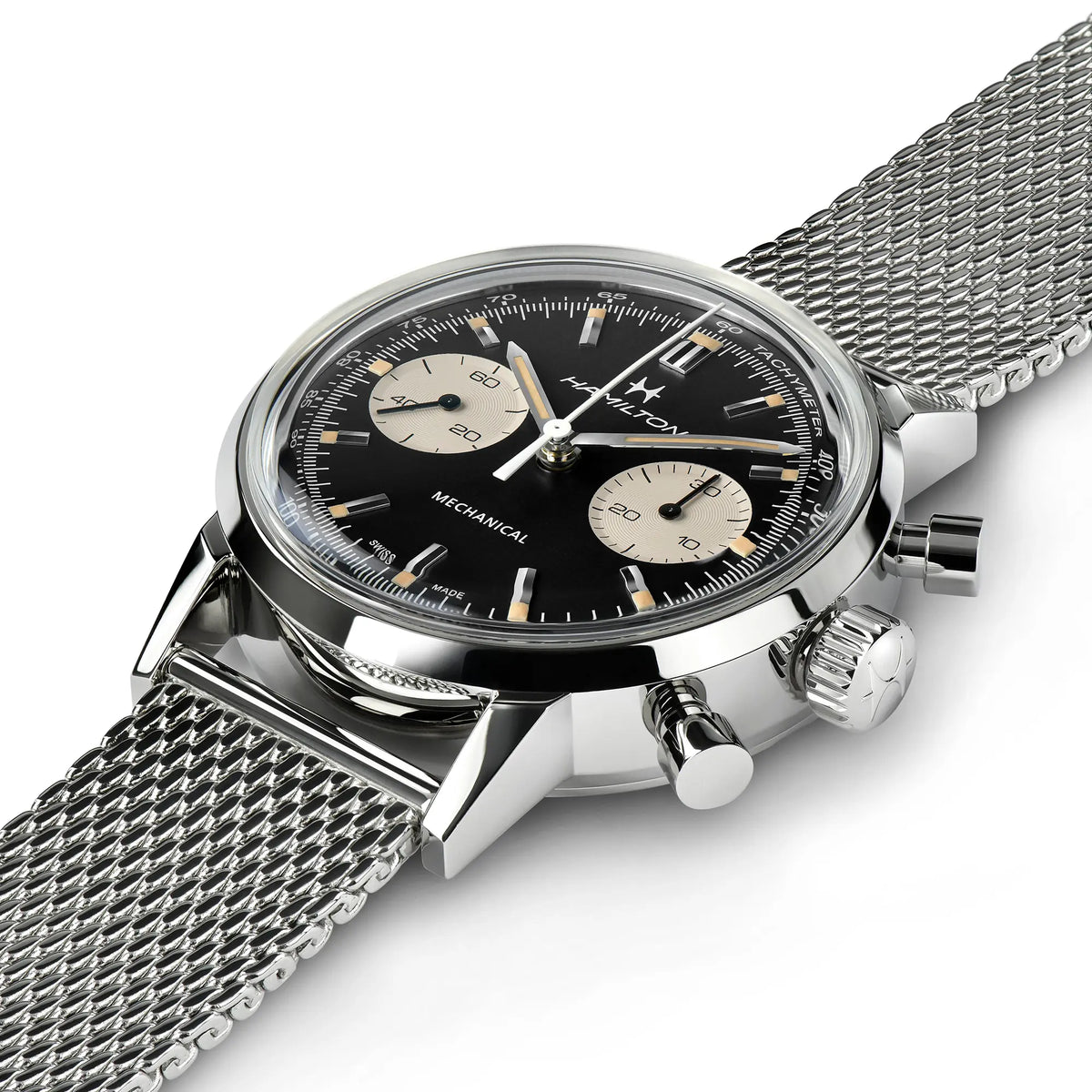 Leicht schräge Ansicht der Hamilton American Classic Intra-Matic Auto Chrono H38429130 mit dem Reverse-Panda Zifferblatt
