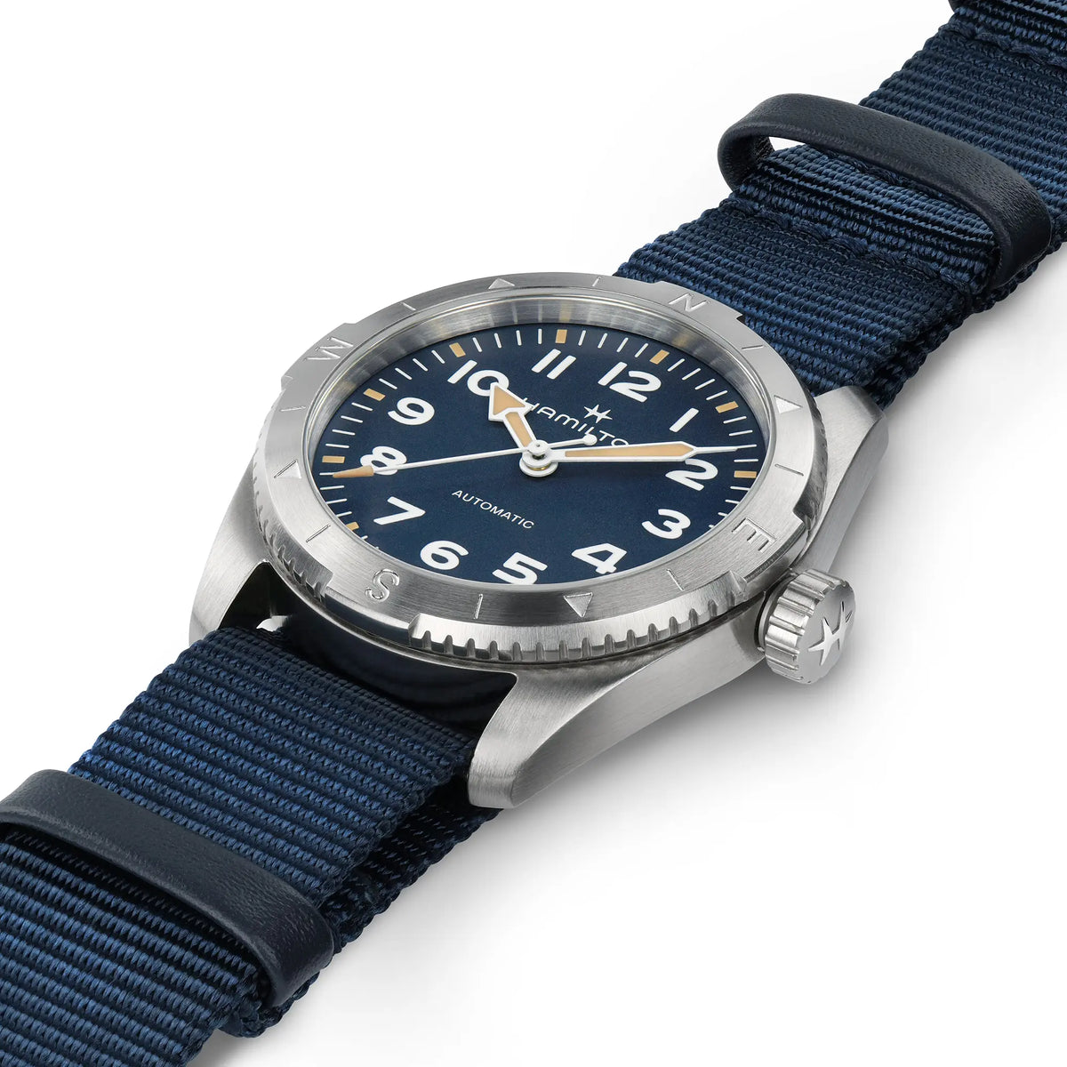 Leicht schräge Ansicht der Hamilton Khaki Field Expedition Auto H70225940 mit blauem Zifferblatt im 38mm-Edelstahl-Gehäuse an einem blauen Nato-Textil-Armband