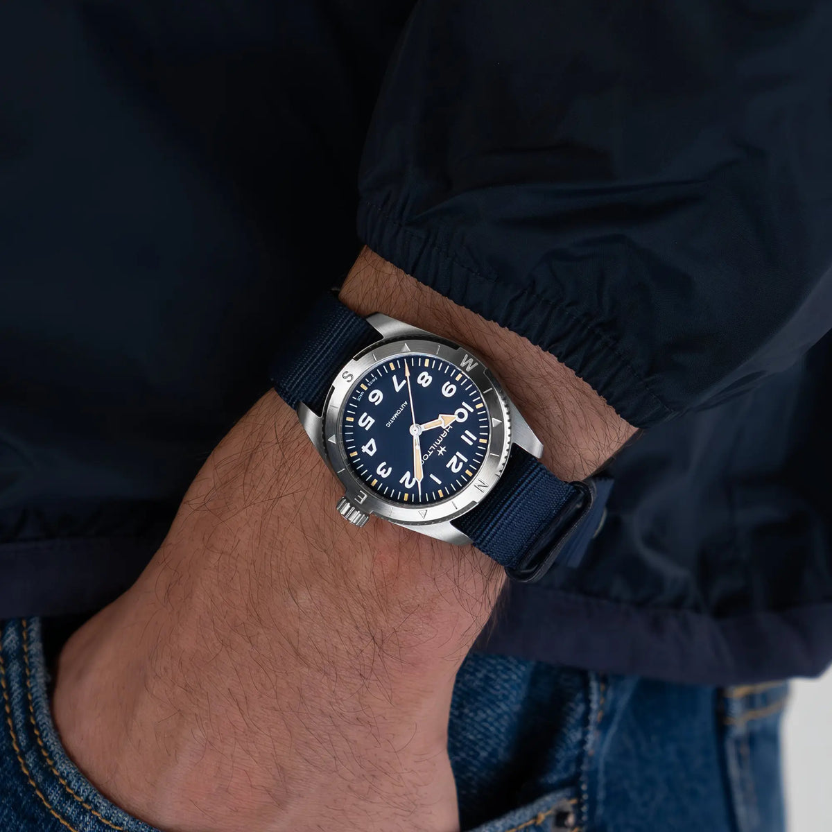 Wristshot mit der Hamilton Khaki Field Expedition Auto H70225940 mit blauem Zifferblatt im 38mm-Edelstahl-Gehäuse an einem blauen Nato-Textil-Armband