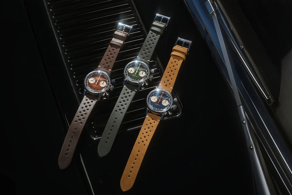Fotografie zeigt die Hamilton American Express Intra-Matic Chronographen in dunkelrot, grün und blau